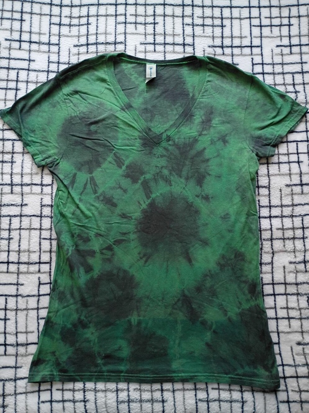 Delta Size Large Women’s Green Tie-Dye V-Neck Top NWOT